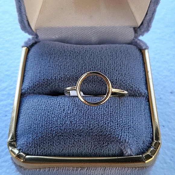 14kt Gold circle ring - Picture 1 of 3